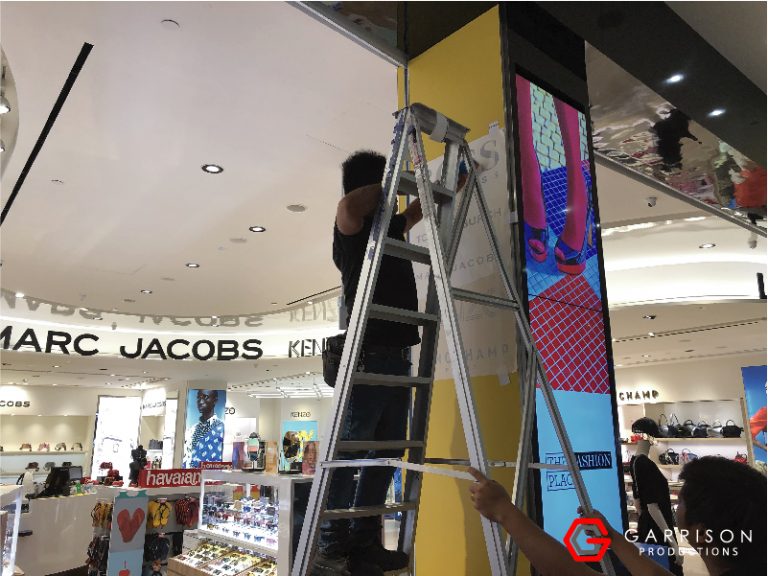 Wall sticker on pillar